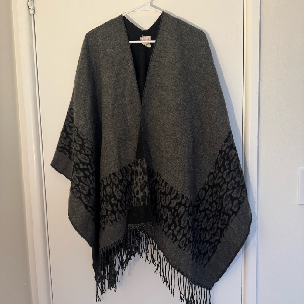 Free People Gray Leopard Print Fringe Edge Cape Wrap OS - Picture 2 of 4